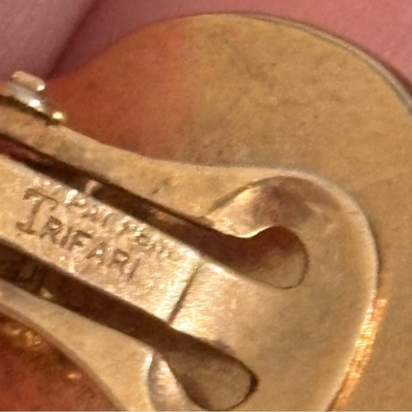 Trifari vintage very early clip on earrings - Picture 3 of 7